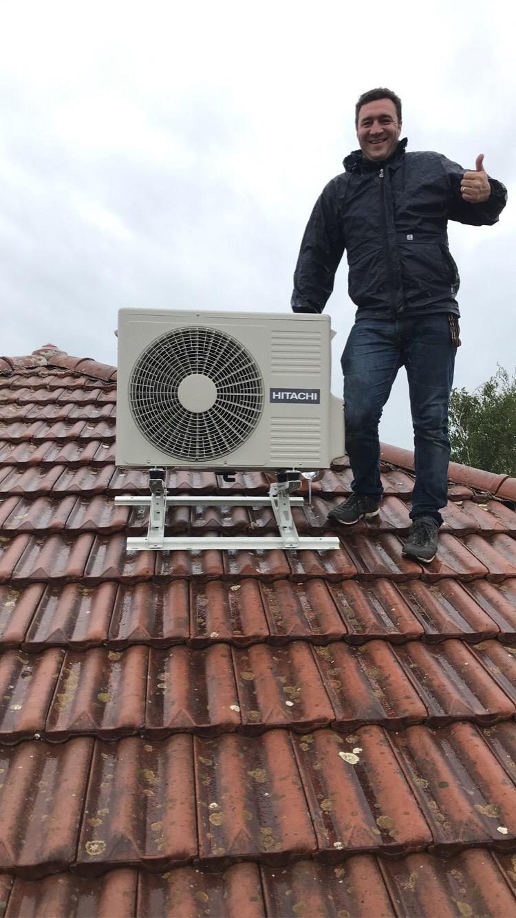 Mathieu Maurin, fondateur Easy Calo, sur un chantier d'installation de pompe à chaleur à Beynost